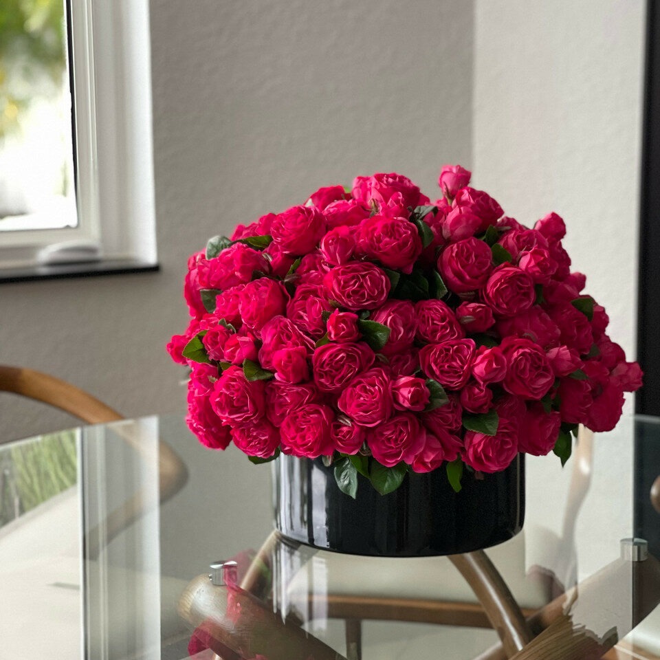 Roses Anglaises Rose Foncé dans un Vase en Verre Noir