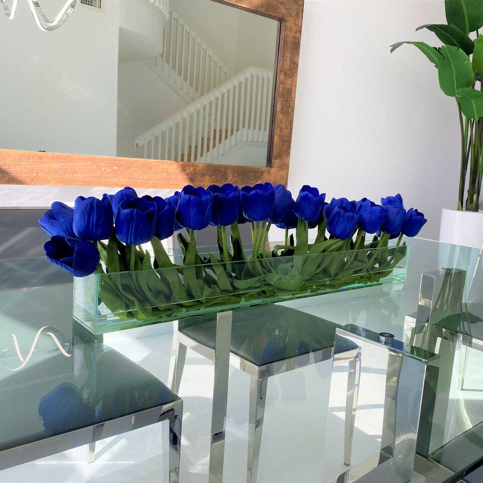 Vase moderne en verre avec tulipes bleues