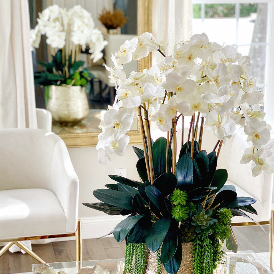 Vase Doré Delaney avec Multiples Tiges d'Orchidées Phalaenopsis et Succulentes