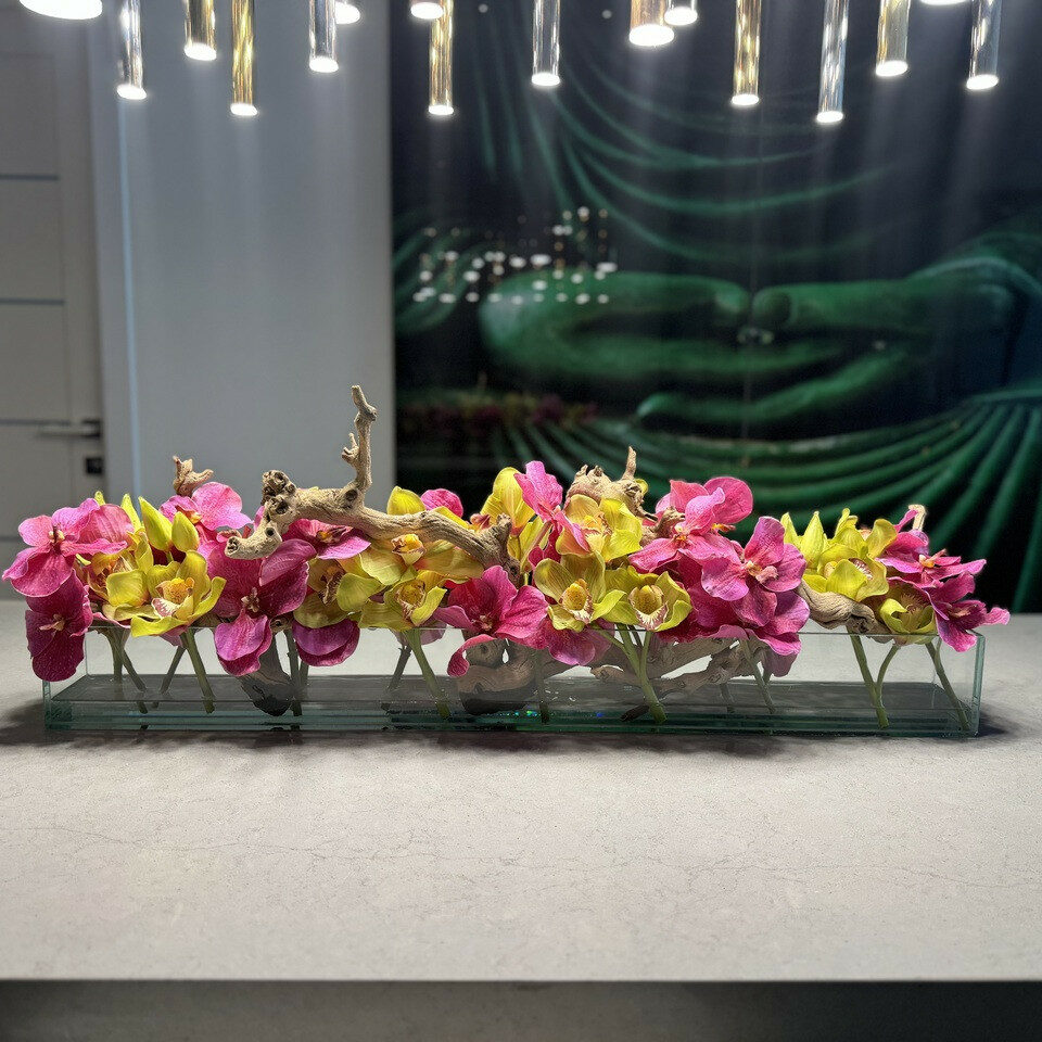 Vase en verre Casa Moderna avec vandas roses et cymbidiums verts