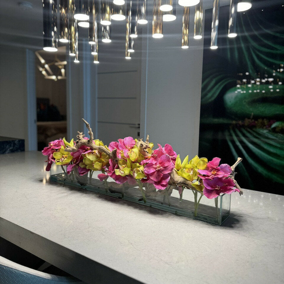 Vase en verre Casa Moderna avec vandas roses et cymbidiums verts