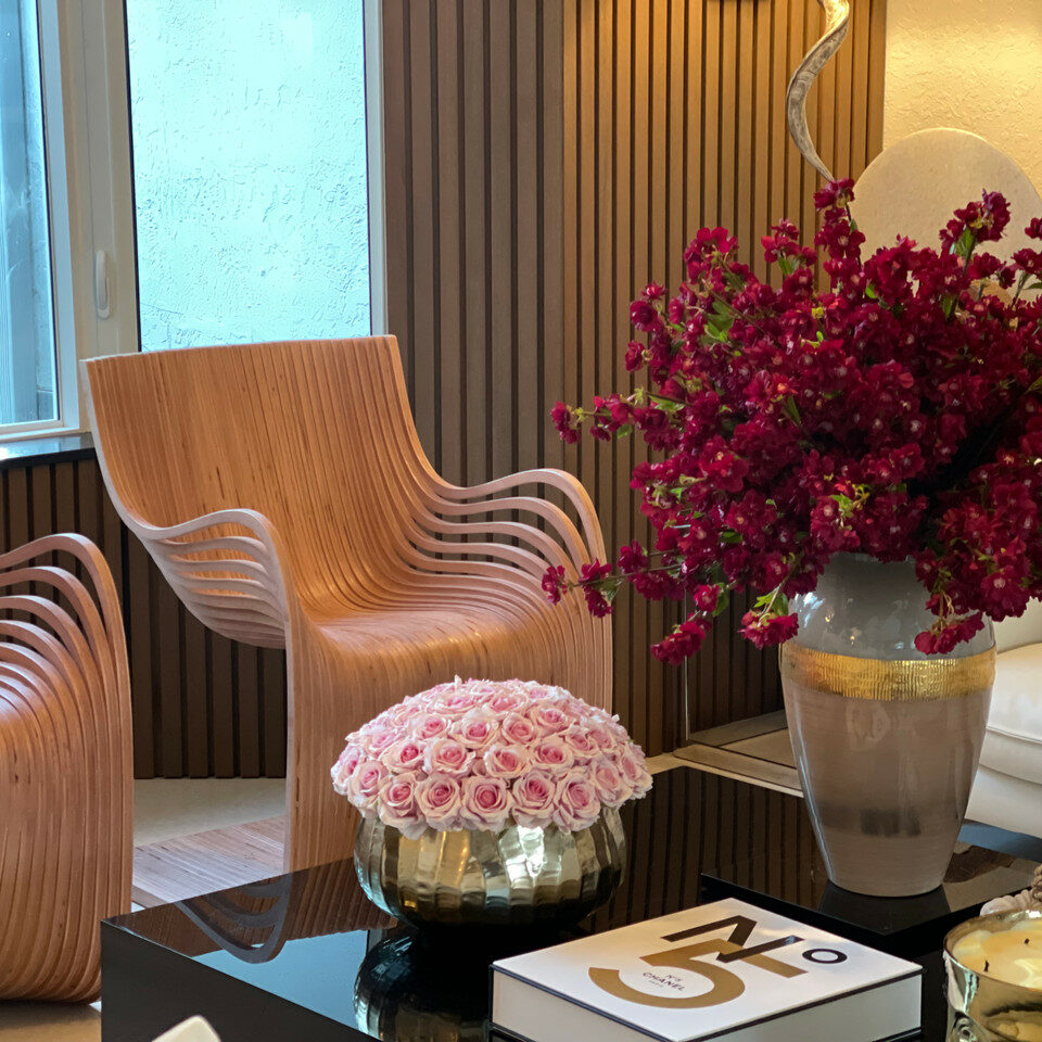 Vase Déesse avec Fleurs de Cerisier Bordeaux