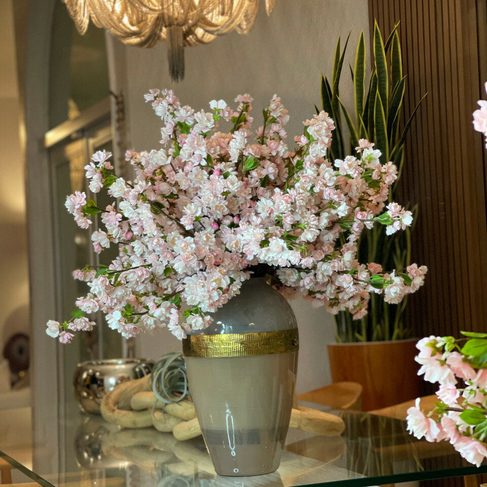 Vase Déesse avec Fleurs de Cerisier Roses