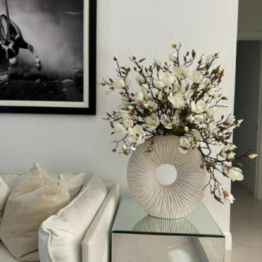 Vase Eternity grand avec magnolias et bois flottant
