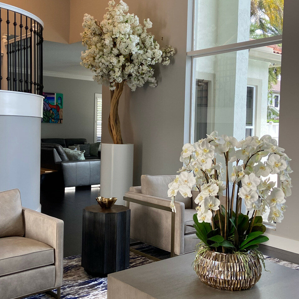 Vase St. Tropez Beige Mat avec Arbre de Cerisier Blanc