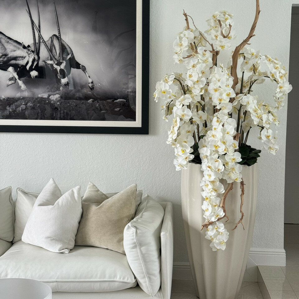 Vase San Jose Beige Sable avec Orchidées Blanches en Cascade