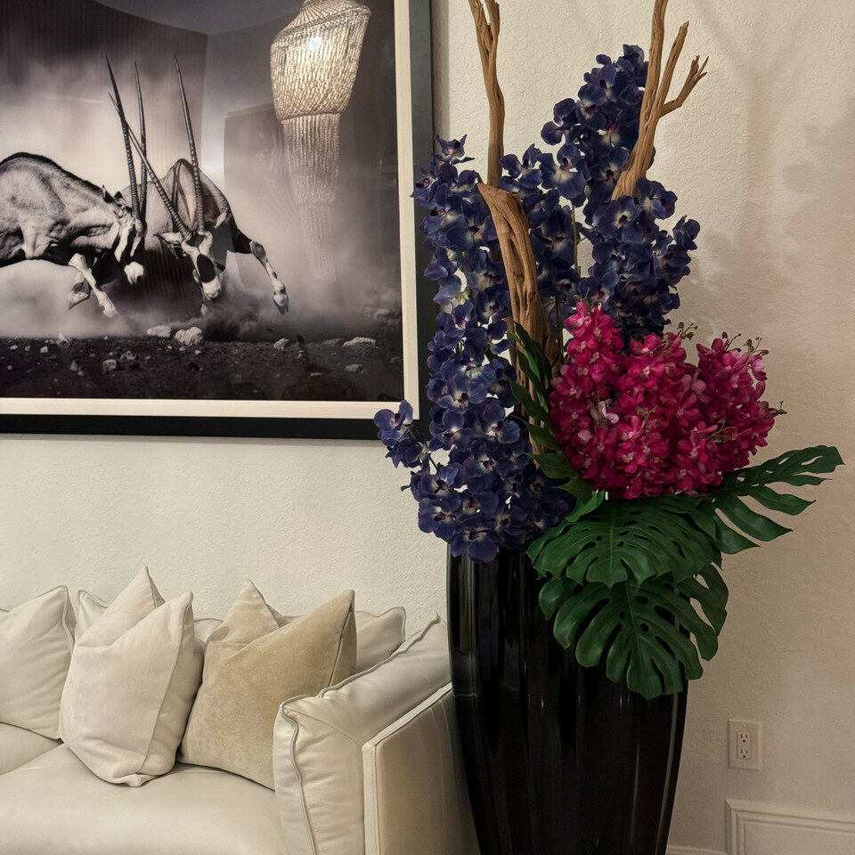 Vase San Jose en Noir Brillant avec Orchidées Vanda