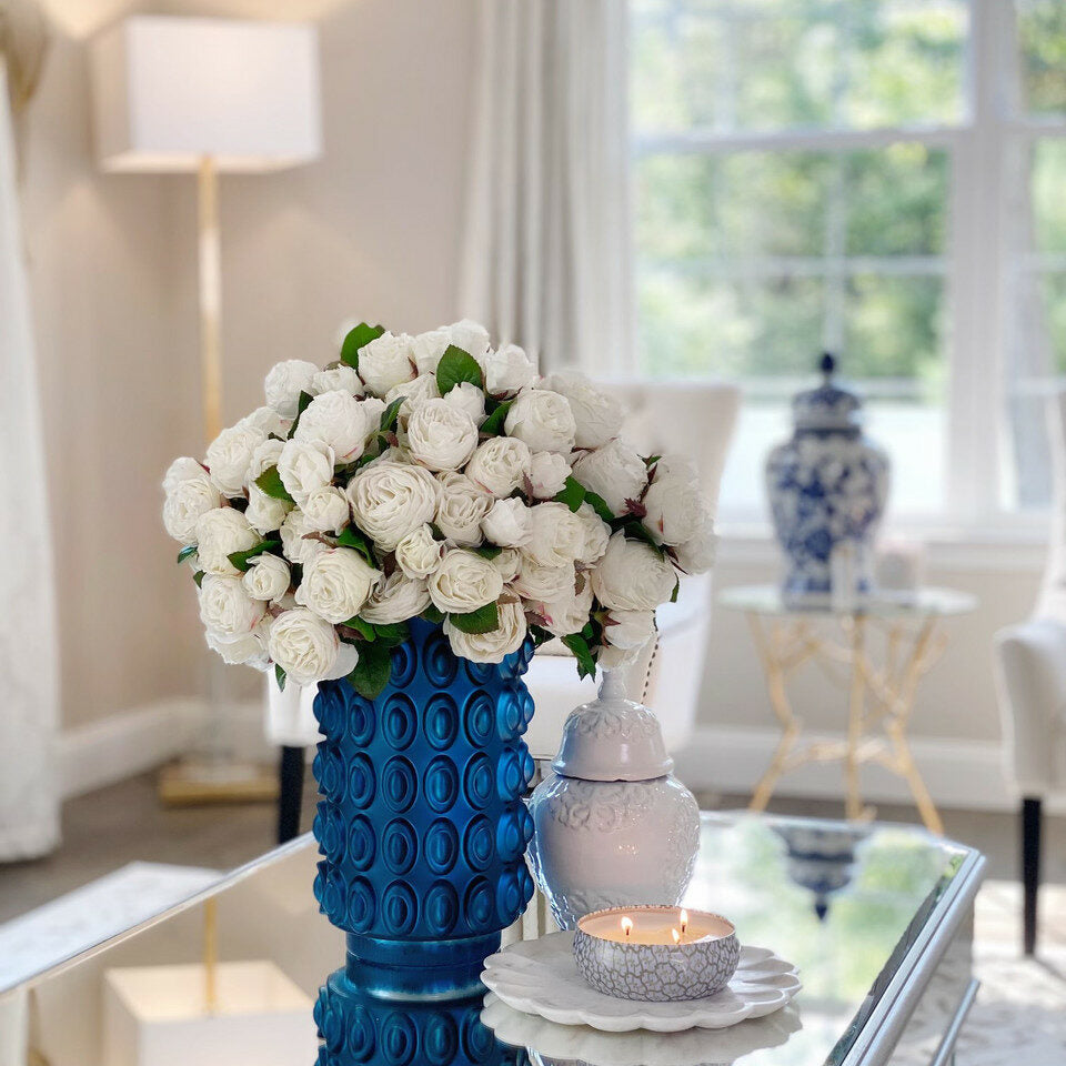 Roses Blanches Anglaises dans un Vase Texturé Bleu
