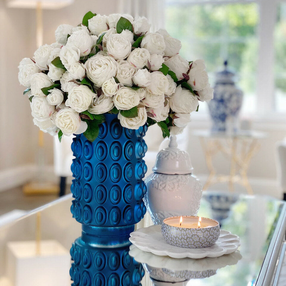 Roses Blanches Anglaises dans un Vase Texturé Bleu