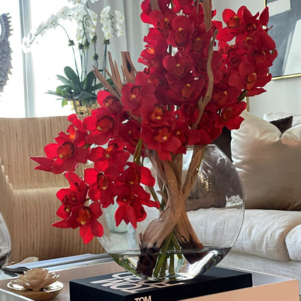 Cymbidiums Rouges dans un Vase Lunaire
