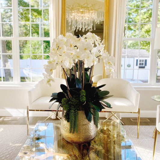 Vase Doré Delaney avec Multiples Tiges d'Orchidées Phalaenopsis et Succulentes