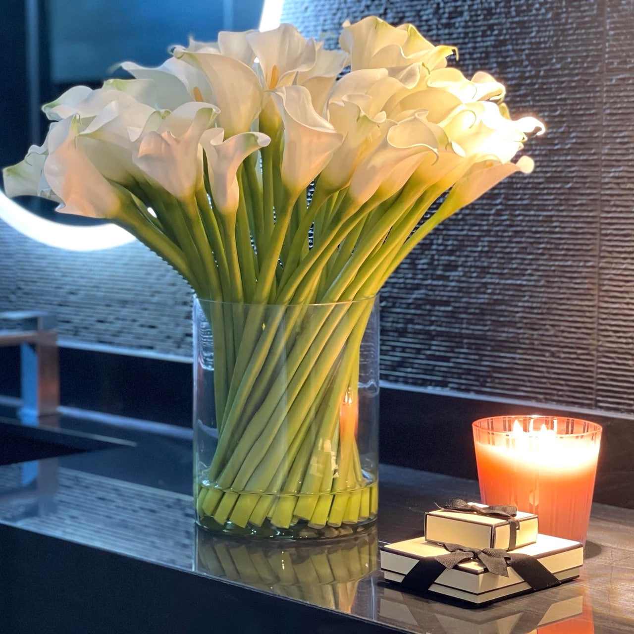 Lys Calla dans un Cylindre en Verre de 10″