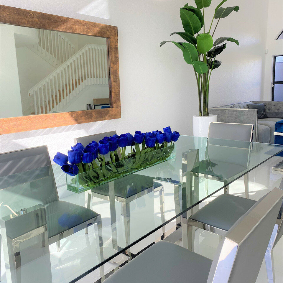 Vase moderne en verre avec tulipes bleues