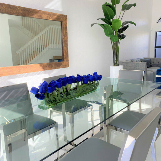 Vase moderne en verre avec tulipes bleues
