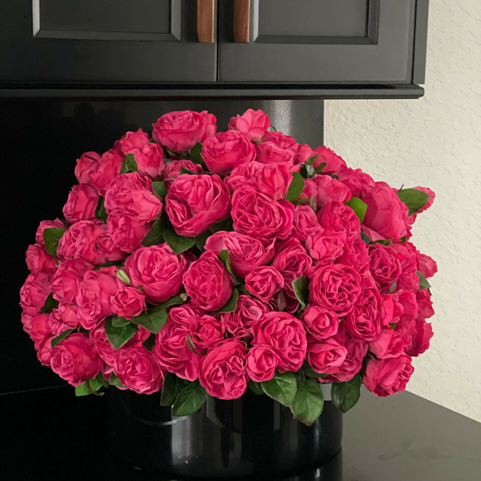 Roses Anglaises Rose Foncé dans un Vase en Verre Noir