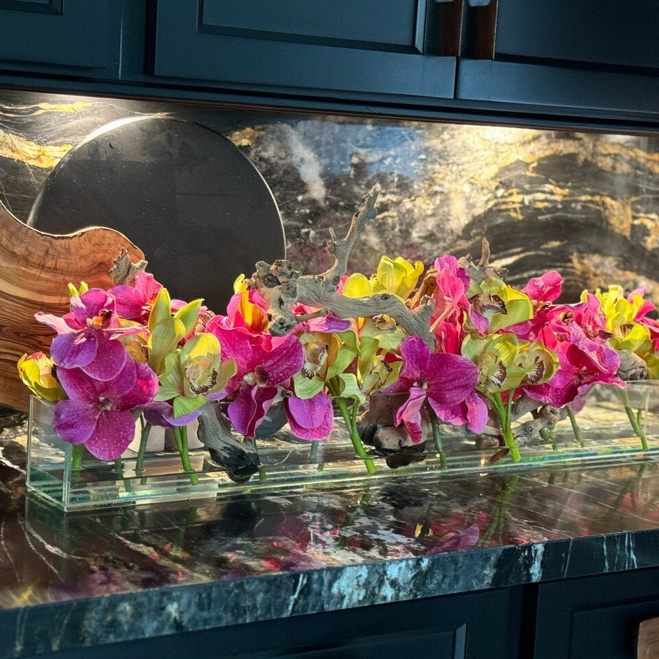 Vase en verre Casa Moderna avec vandas roses et cymbidiums verts