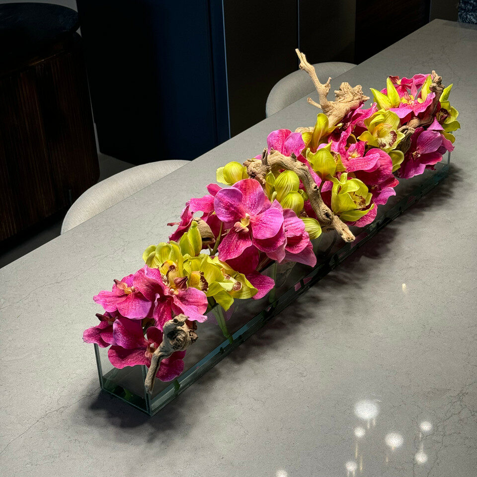 Vase en verre Casa Moderna avec vandas roses et cymbidiums verts