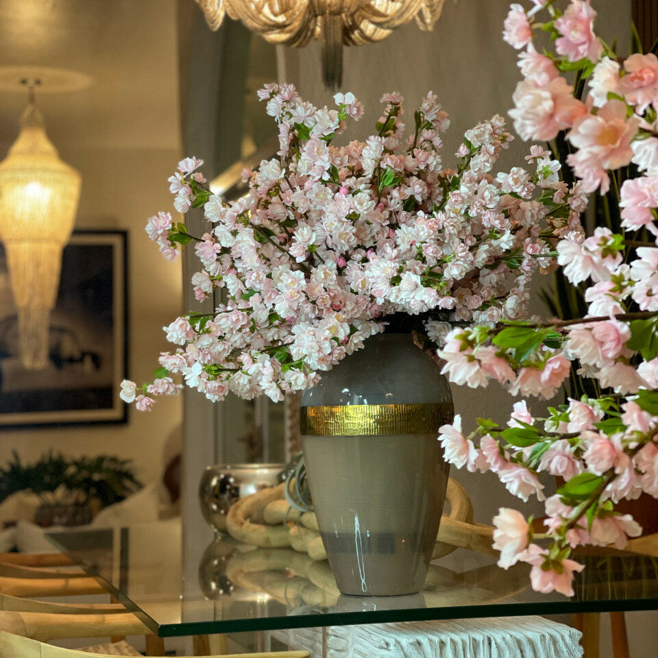 Vase Déesse avec Fleurs de Cerisier Roses