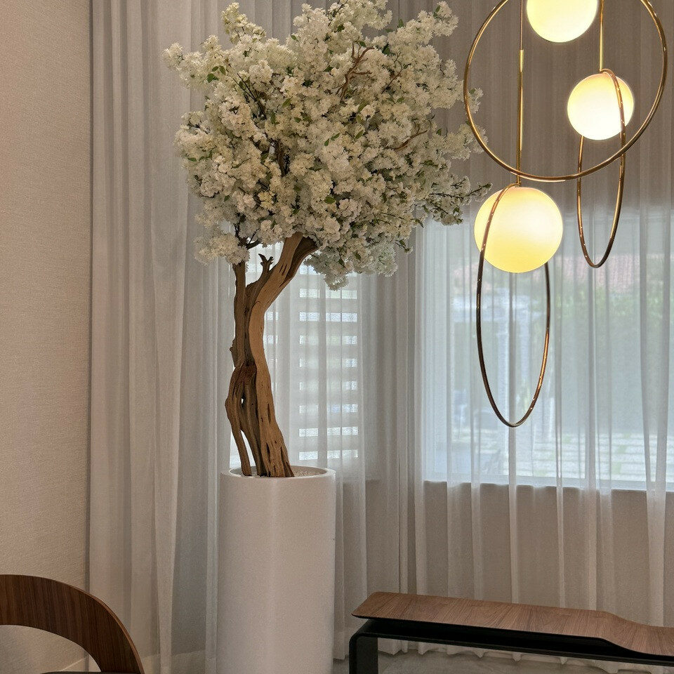 Vase St. Tropez Beige Mat avec Arbre de Cerisier Blanc