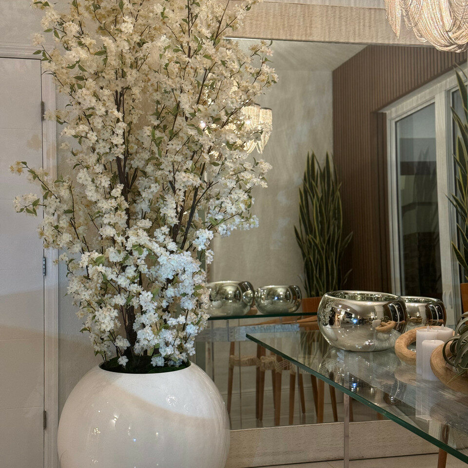Vase Globe Blanc Brillant de 30″ avec Branches de Fleurs de Cerisier Blanches
