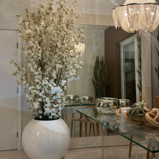 Vase Globe Blanc Brillant de 30″ avec Branches de Fleurs de Cerisier Blanches