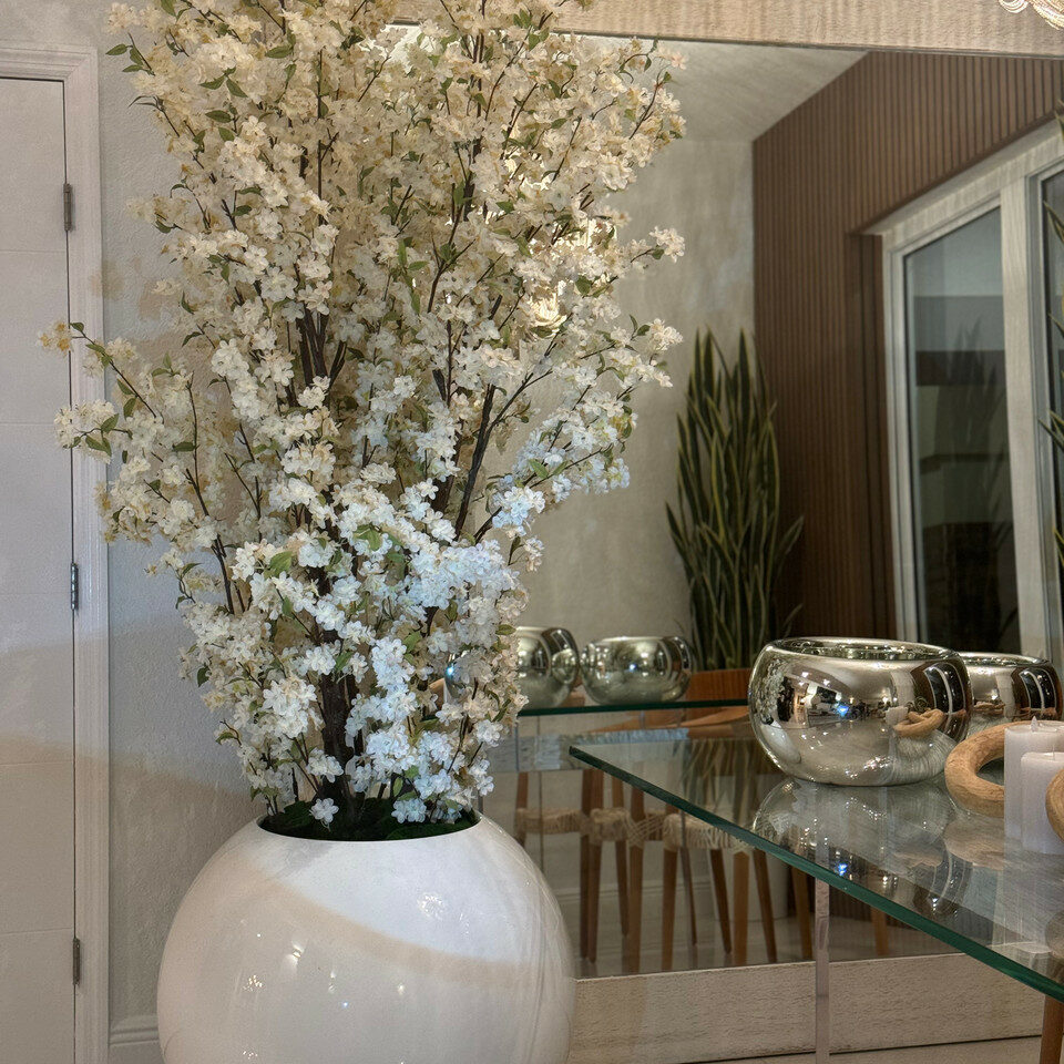 Vase Globe Blanc Brillant de 30″ avec Branches de Fleurs de Cerisier Blanches