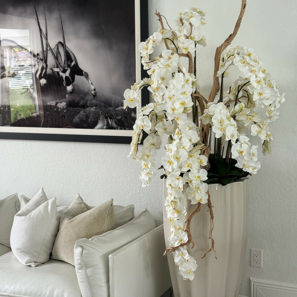 Vase San Jose Beige Sable avec Orchidées Blanches en Cascade