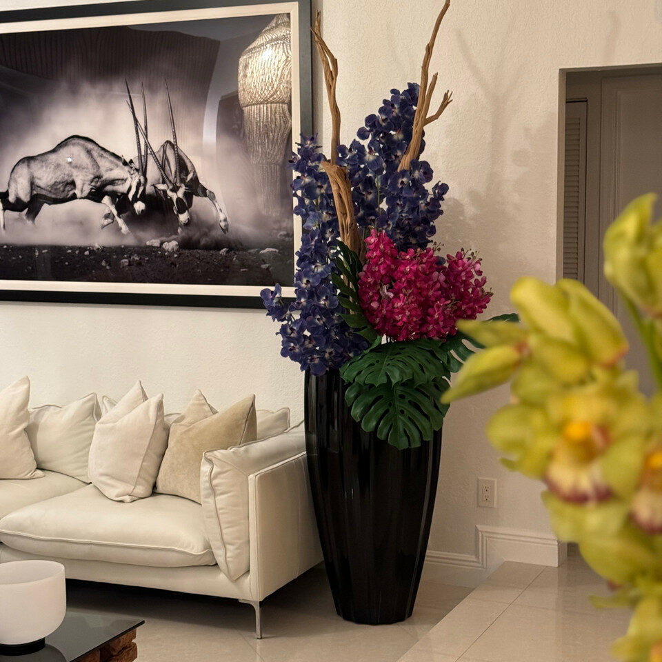 Vase San Jose en Noir Brillant avec Orchidées Vanda