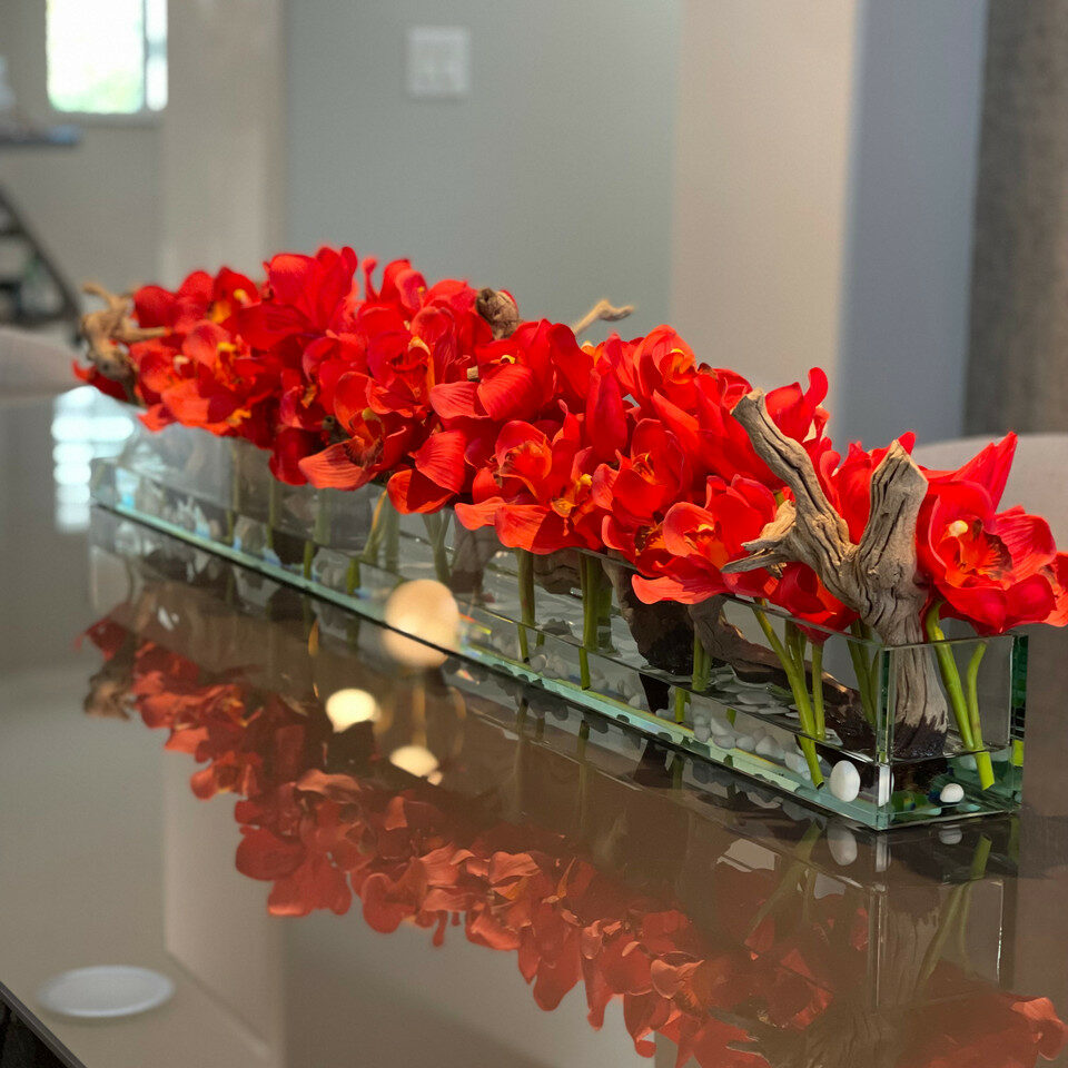 Vase en verre Casa Moderna avec cymbidiums rouges