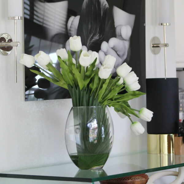 Vase lunaire avec tulipes blanches