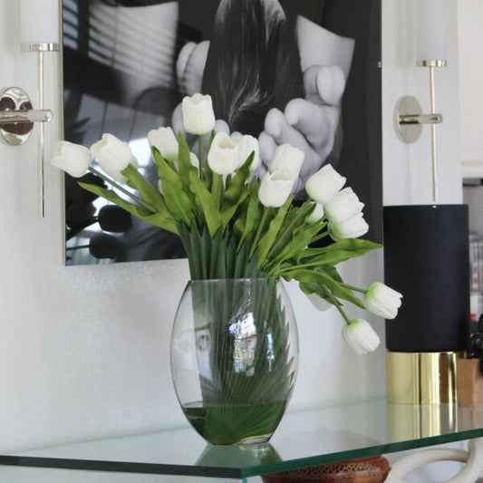 Vase lunaire avec tulipes blanches