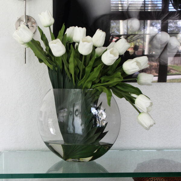 Vase lunaire avec tulipes blanches
