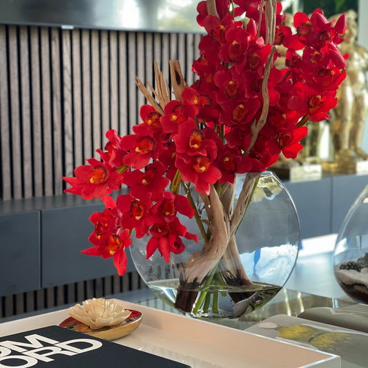 Cymbidiums Rouges dans un Vase Lunaire