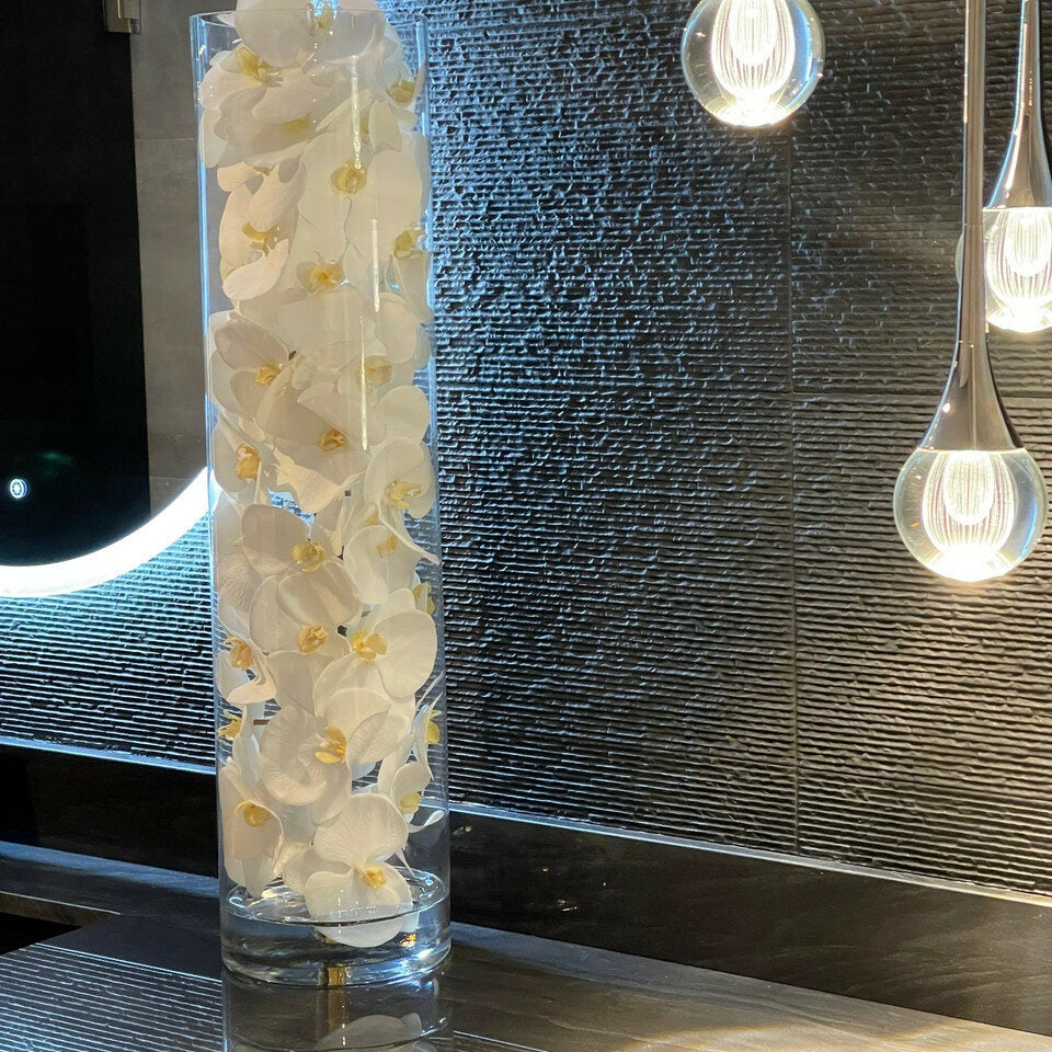 Cylindre en Verre avec Orchidées Phalaenopsis Blanches