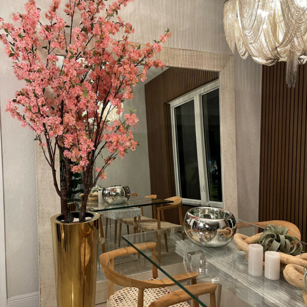 Grand arbre de fleurs de cerisier dans un vase doré