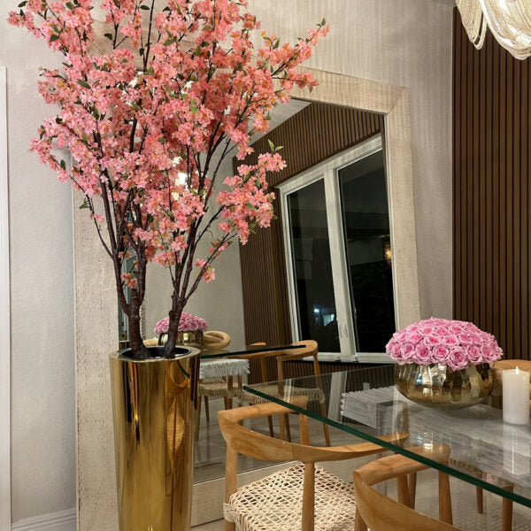 Grand arbre de fleurs de cerisier dans un vase doré