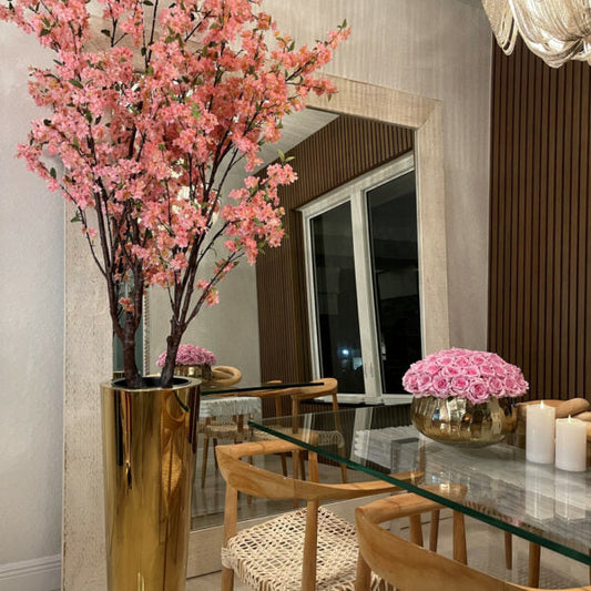Grand arbre de fleurs de cerisier dans un vase doré
