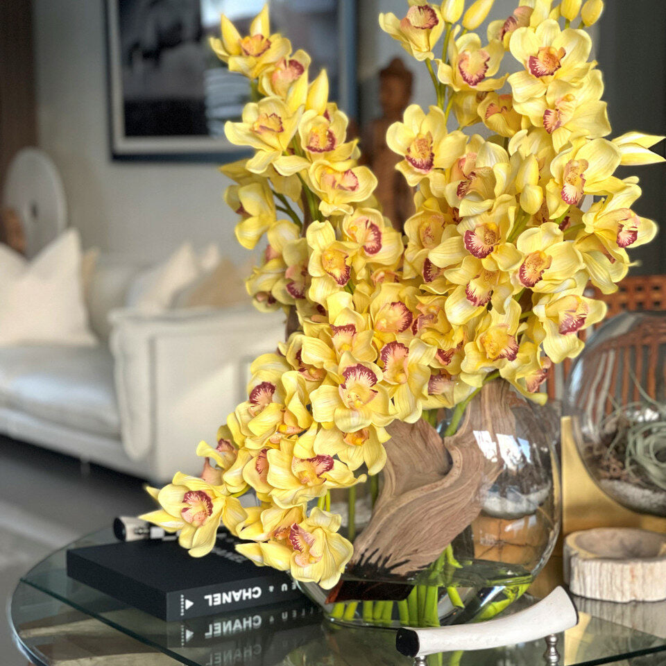 Cymbidiums Jaunes dans un Vase Lunaire