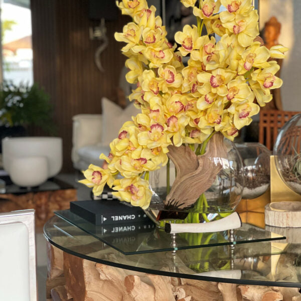 Cymbidiums Jaunes dans un Vase Lunaire