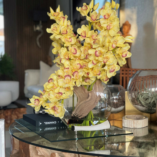 Cymbidiums Jaunes dans un Vase Lunaire