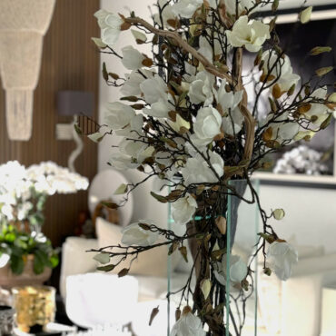 Vase Magnolias Blanches en Maison Moderne Haute de 20″