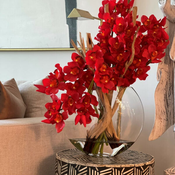 Cymbidiums Rouges dans un Vase Lunaire