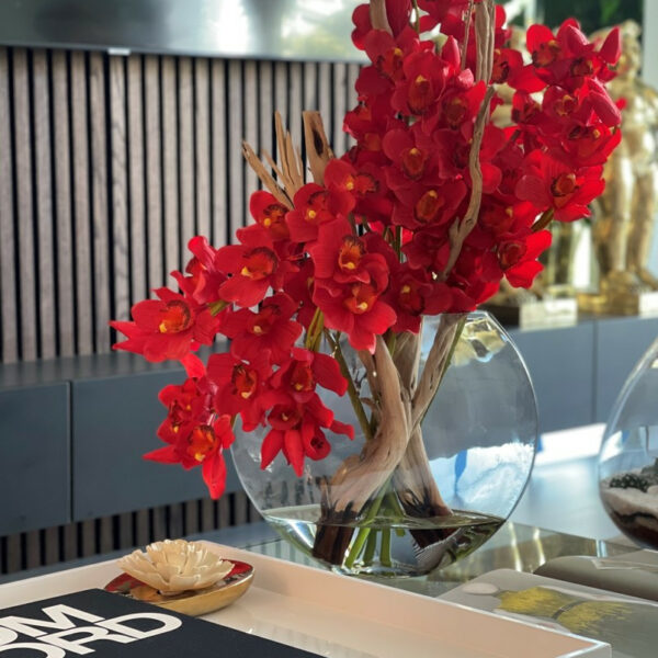 Cymbidiums Rouges dans un Vase Lunaire