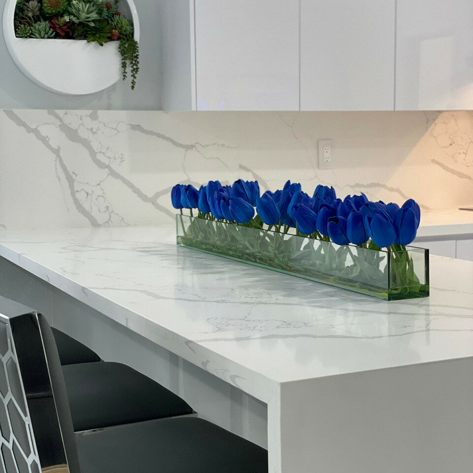 Vase moderne en verre avec tulipes bleues