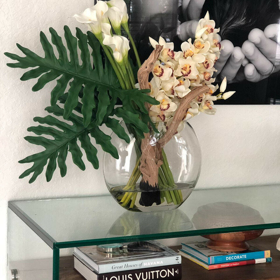Vase Lunaire avec Cymbidiums et Callas