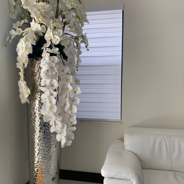 Orchidées Phalaenopsis en Cascade dans un Vase Martelé Extra Haut