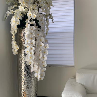 Orchidées Phalaenopsis en Cascade dans un Vase Martelé Extra Haut